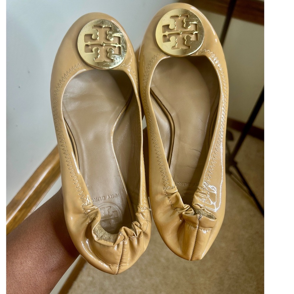 Tory Burch Reva Ballet Flats Womens Tan Patent Leather Good Gold Logo Medallion